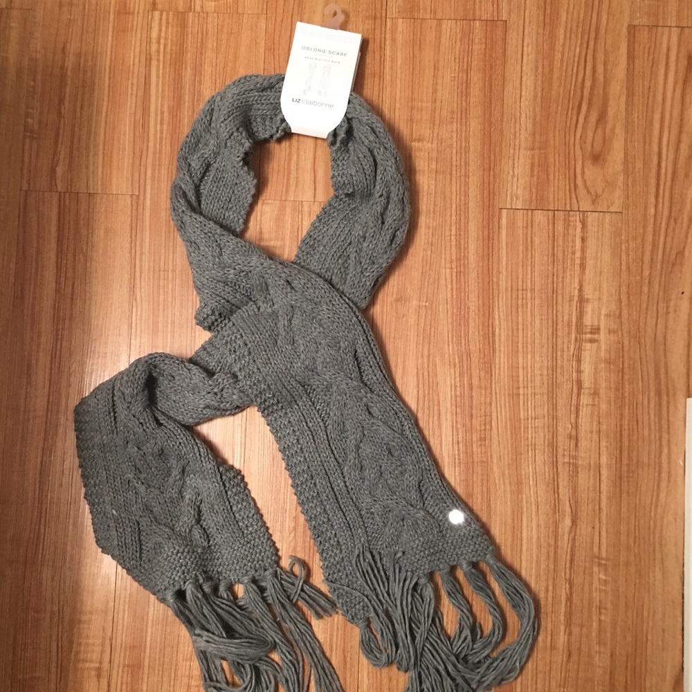 NWT Gray Liz Claiborne scarf